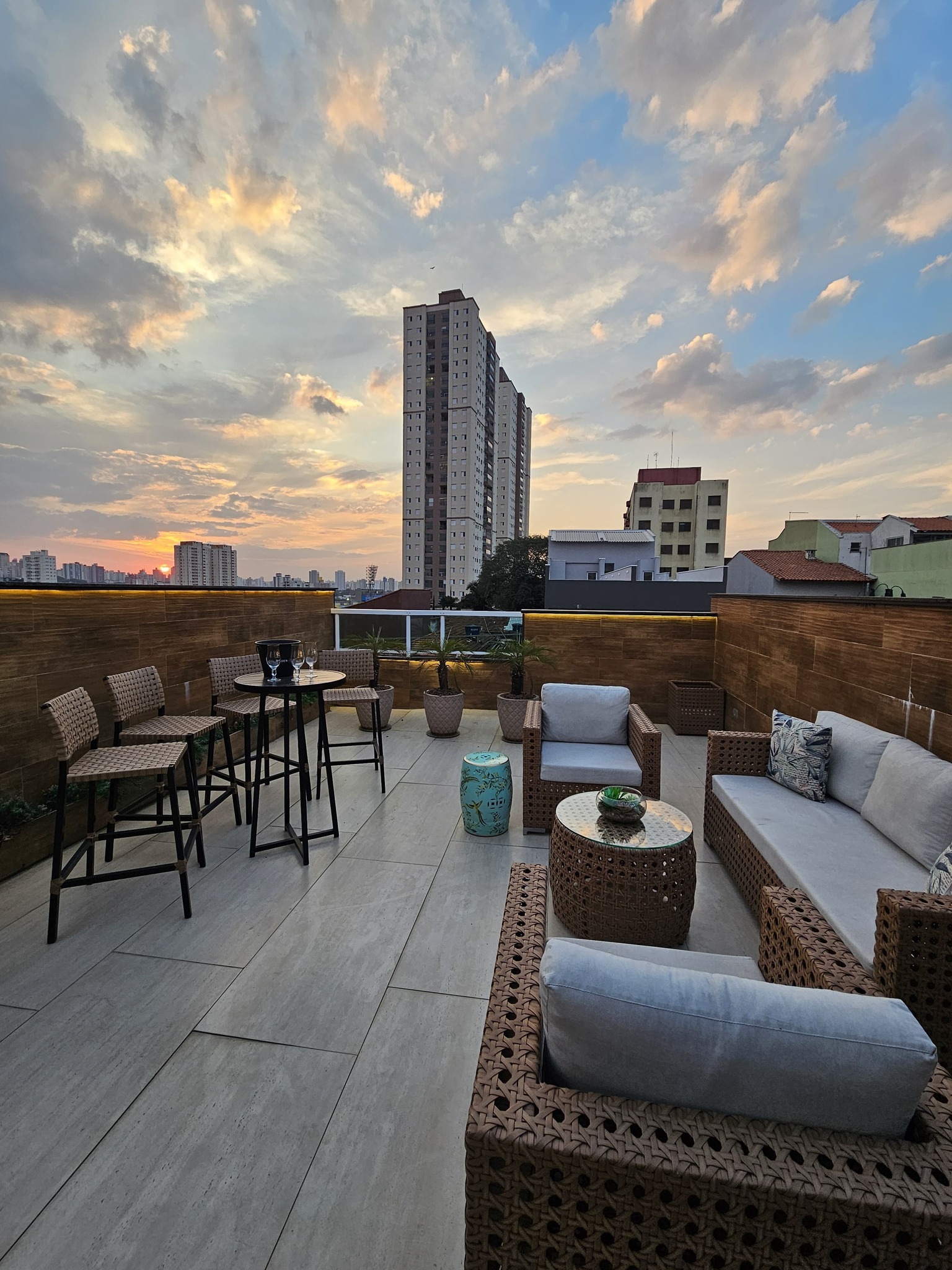 Apartamento à venda e aluguel com 3 quartos, 140m² - Foto 2