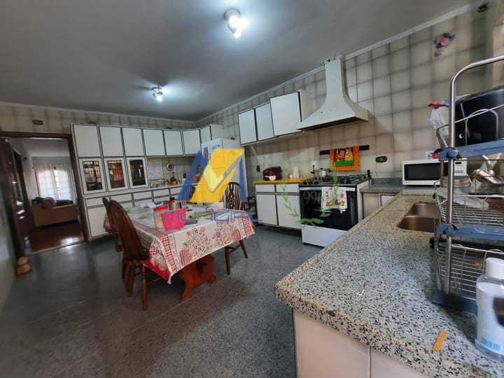 Casa para alugar com 6 quartos, 300m² - Foto 21