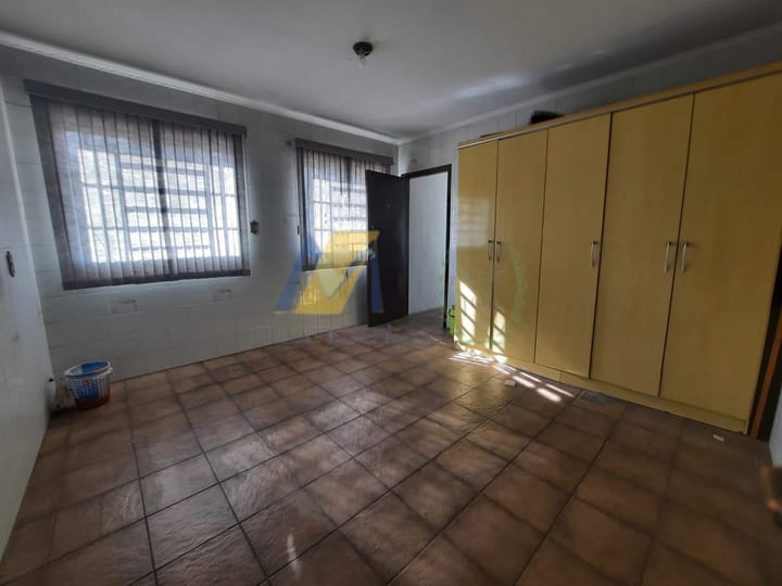 Casa para alugar com 6 quartos, 300m² - Foto 12