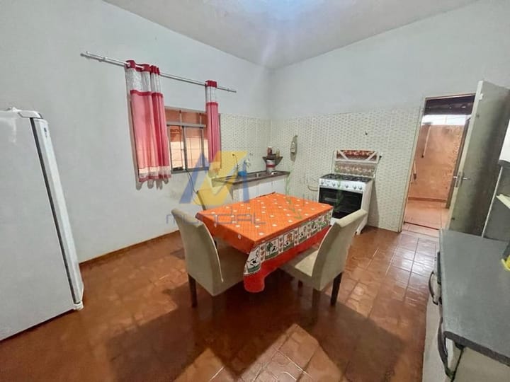 Casa à venda com 2 quartos, 128m² - Foto 1