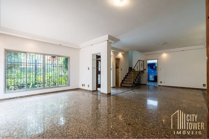 Casa à venda com 3 quartos, 250m² - Foto 1