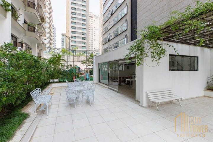 Apartamento à venda com 4 quartos, 223m² - Foto 2