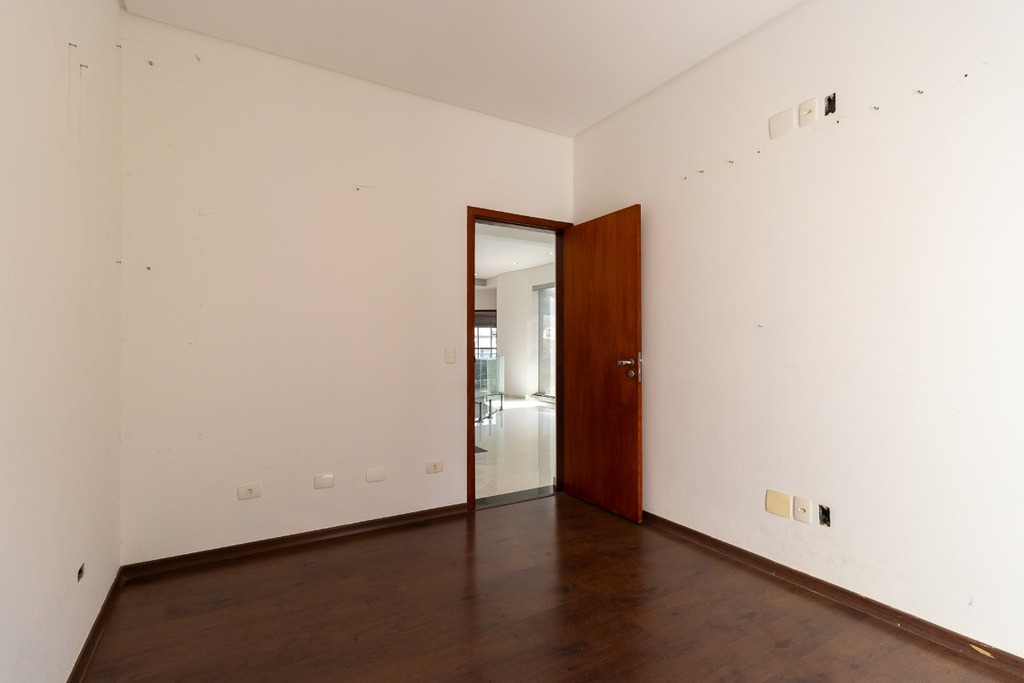 Casa à venda com 4 quartos, 615m² - Foto 2