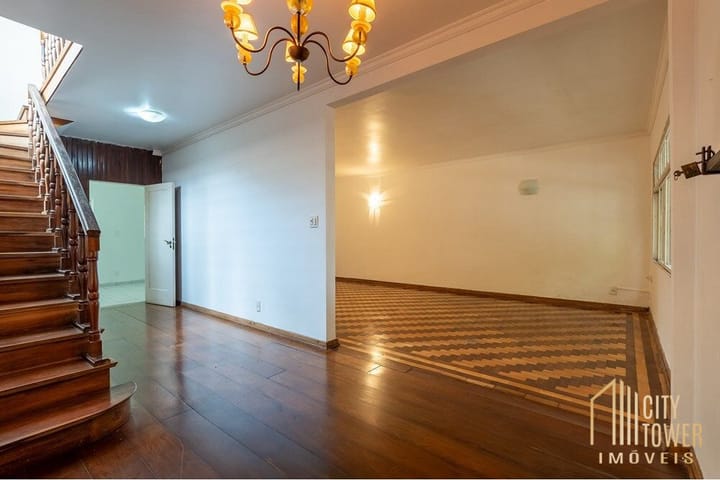 Casa à venda com 3 quartos, 200m² - Foto 1