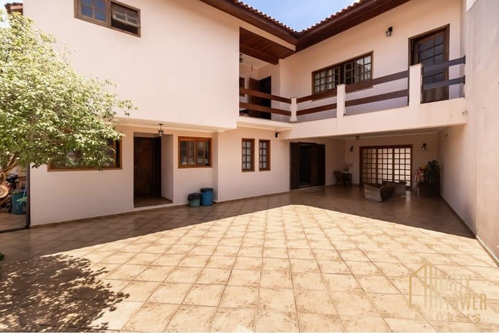 Casa à venda com 3 quartos, 248m² - Foto 1