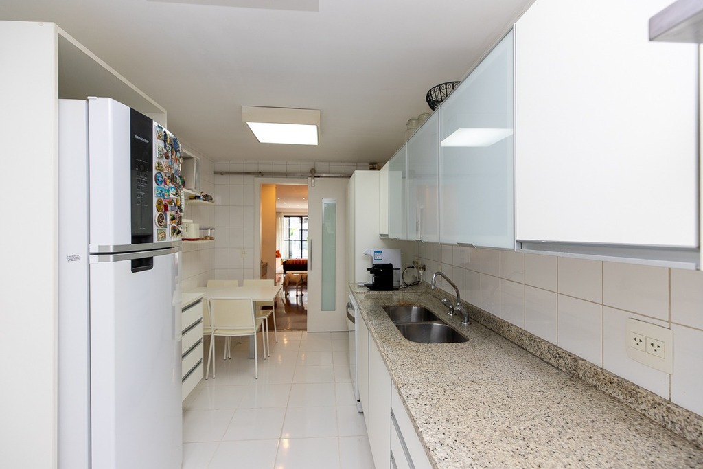 Apartamento à venda com 3 quartos, 161m² - Foto 2