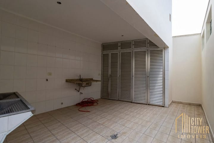 Casa à venda com 3 quartos, 240m² - Foto 2