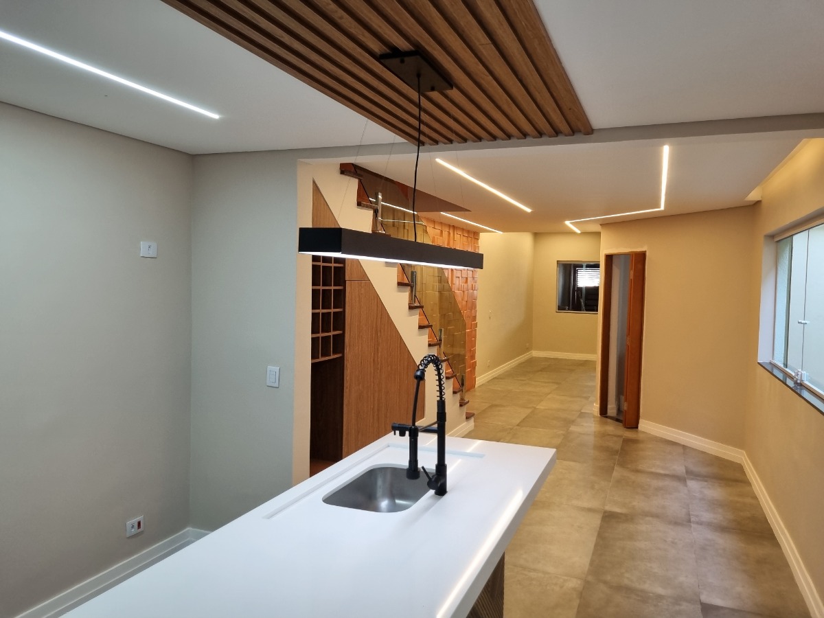 Casa à venda com 3 quartos, 206m² - Foto 1