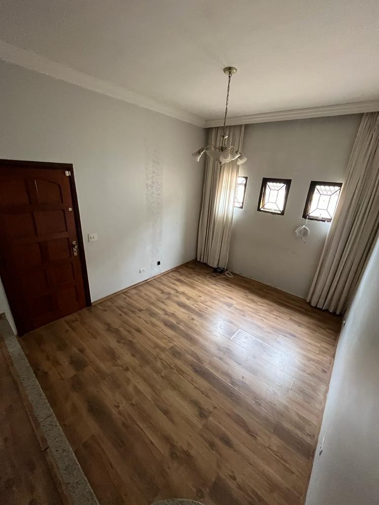 Casa à venda com 3 quartos, 198m² - Foto 1