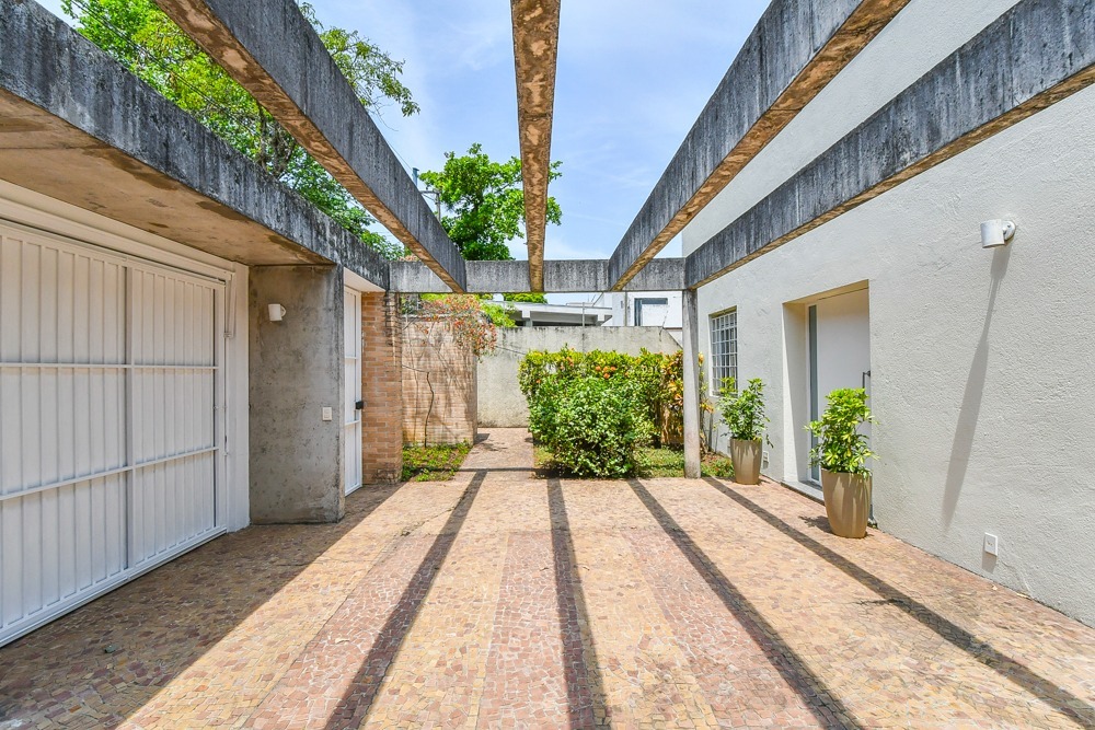 Casa à venda com 4 quartos, 231m² - Foto 1