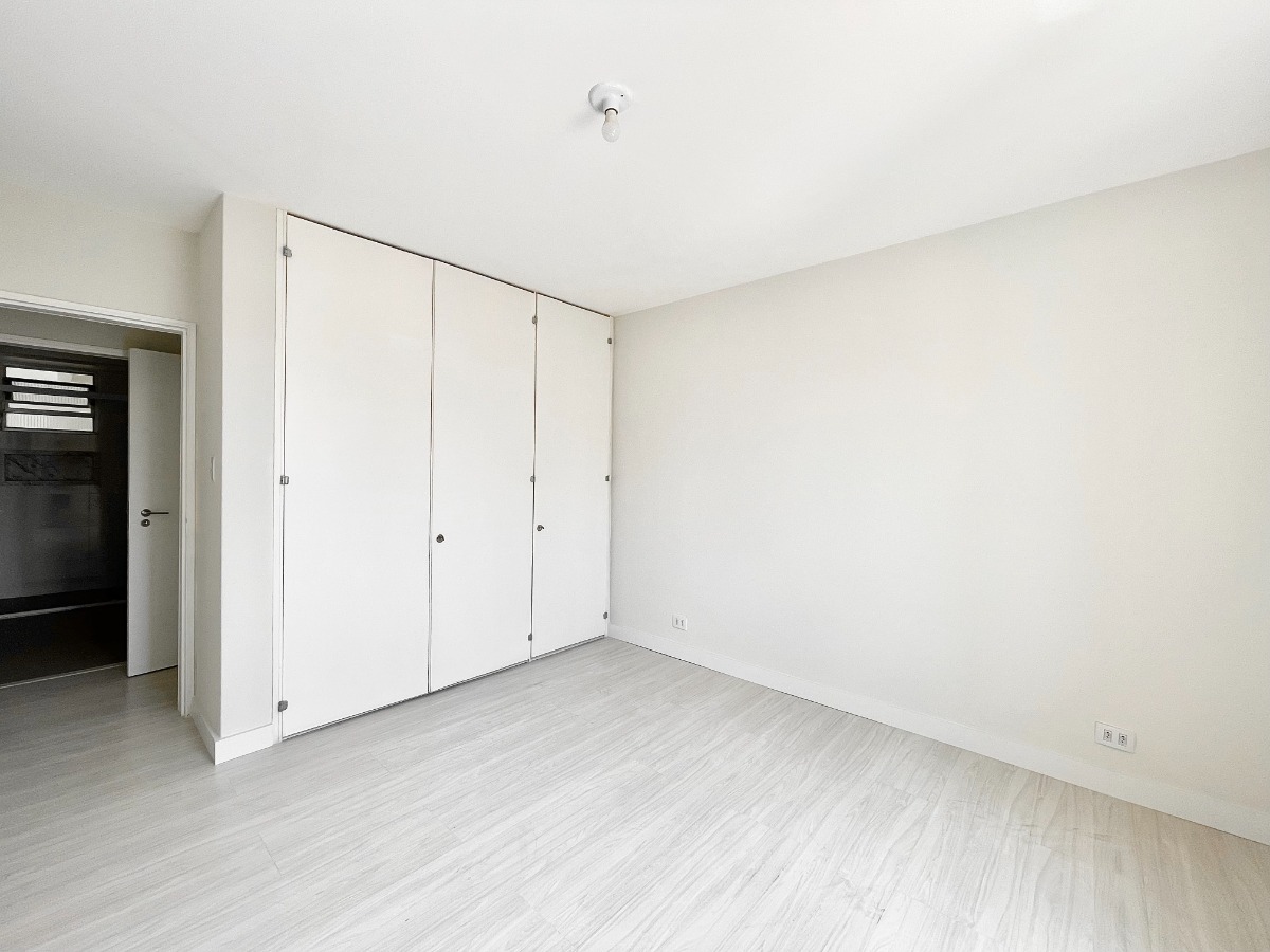 Apartamento à venda com 3 quartos, 137m² - Foto 2