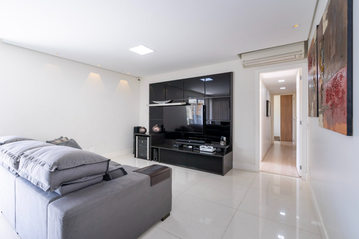 Apartamento à venda com 4 quartos, 162m² - Foto 2