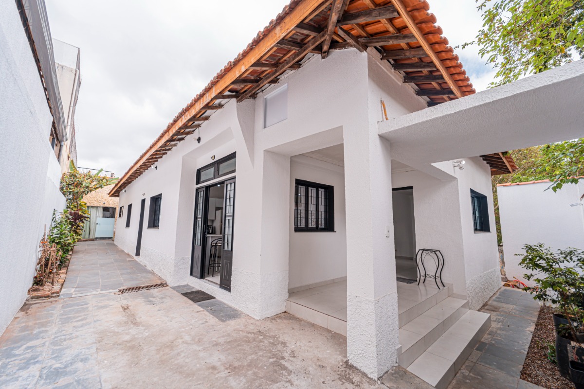 Casa à venda com 3 quartos, 360m² - Foto 1