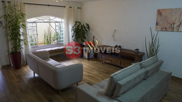 Casa à venda com 3 quartos, 211m² - Foto 1