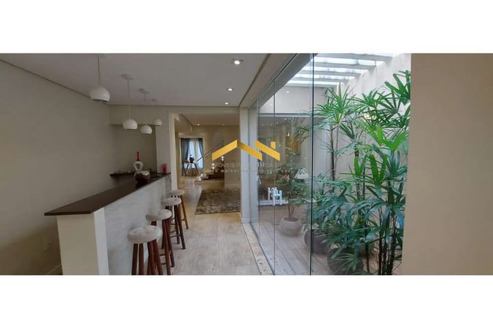 Casa à venda com 4 quartos, 300m² - Foto 1