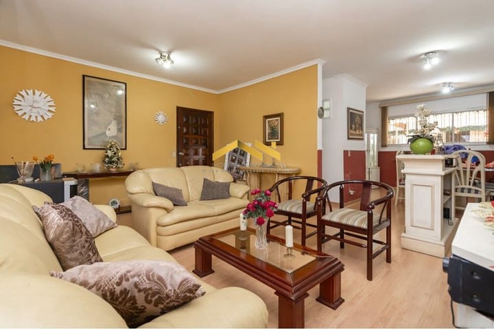 Casa à venda com 3 quartos, 200m² - Foto 1