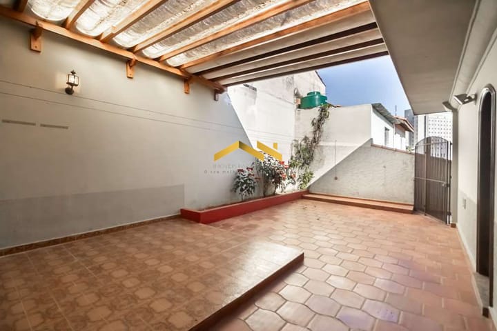 Casa à venda com 3 quartos, 209m² - Foto 1