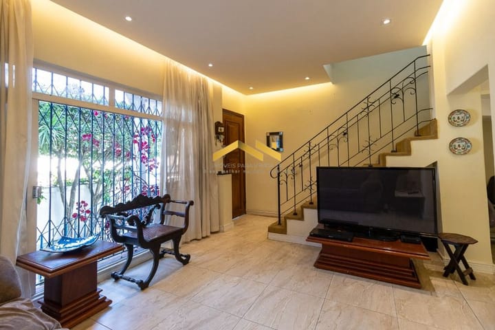 Casa à venda com 4 quartos, 205m² - Foto 1