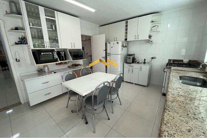 Casa à venda com 3 quartos, 208m² - Foto 2