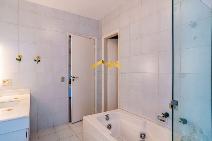 Apartamento à venda com 3 quartos, 220m² - Foto 2