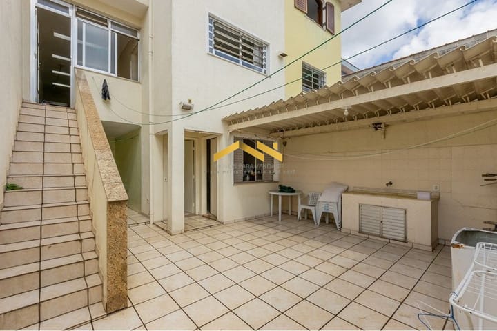 Casa à venda com 3 quartos, 139m² - Foto 1