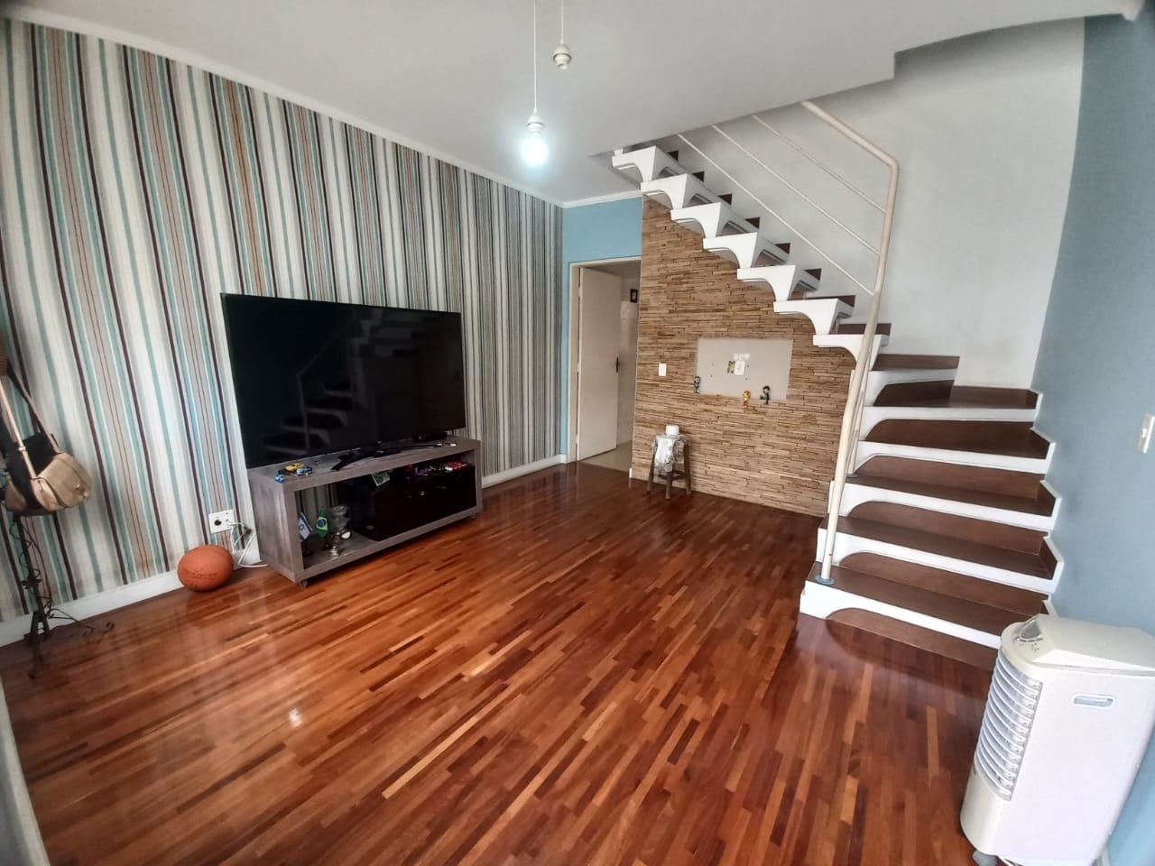 Casa à venda com 2 quartos, 65m² - Foto 1