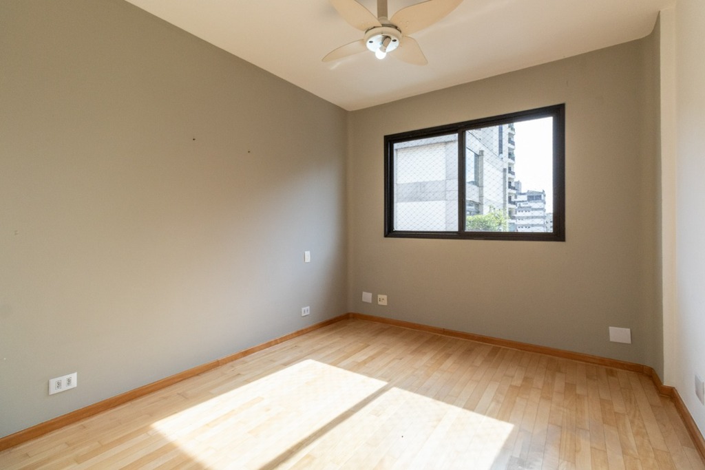 Apartamento à venda com 3 quartos, 209m² - Foto 2